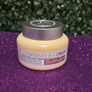 IT Cosmetics Confidence in a Cream - Silver and Cream